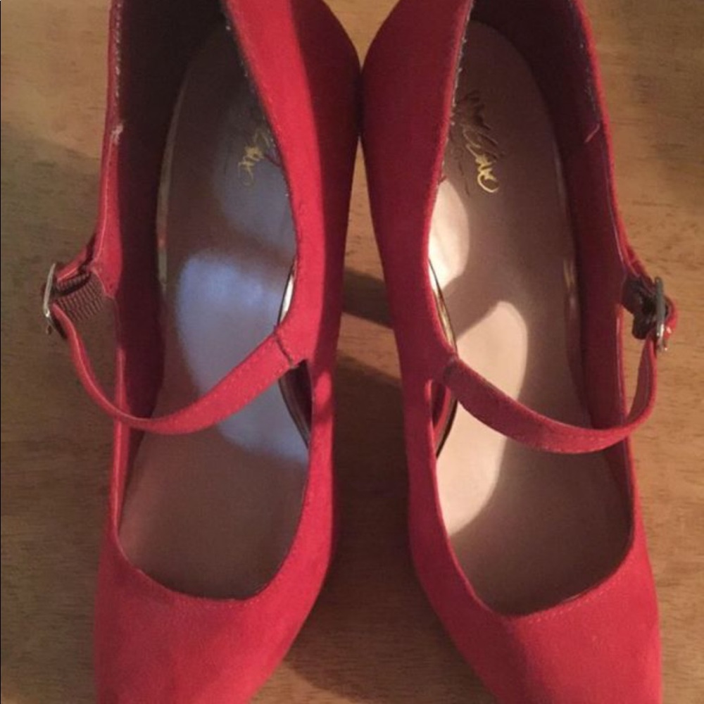 Heels - Picture 3 of 3